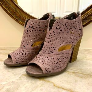 NOT RATED grey Santana shoes size 6.5